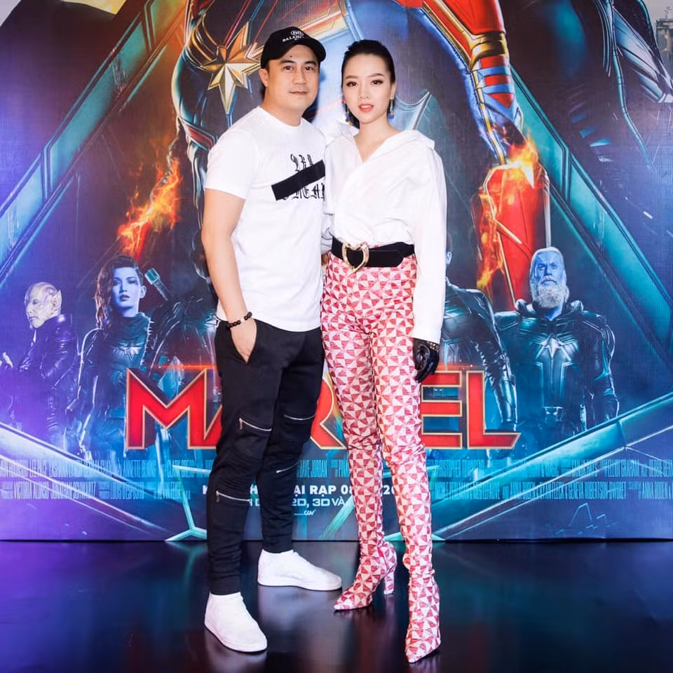 Trắng - đen - đỏ là các gam màu tạo nên sự hài hòa trong trang phục của Băng Di và bạn trai.