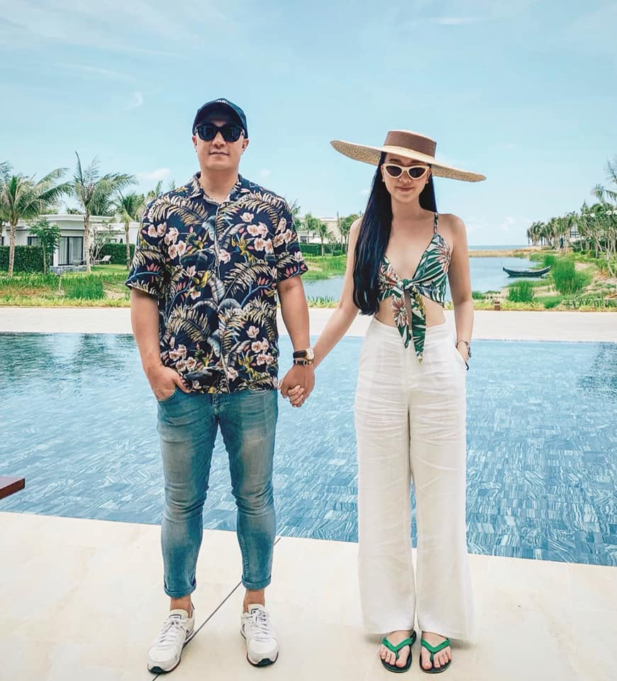 Gu thời trang đồng điệu của Băng Di và bạn trai thể hiện qua cách ăn mặc ton sur ton trong mỗi chuyến đi.