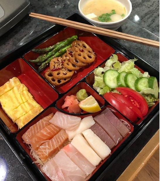 Luôn giữ một chế độ ăn uống cân bằng: Nếu bạn muốn trẻ trung như gái Nhật, hãy tham khảo những lưu ý sau: Ăn nhiều thực phẩm tươi, chưa qua chế biến, như cá, ngũ cốc, rau, trái cây, rong biển, các sản phẩm đậu nành lên men (như miso), và trà xanh. Ăn một lượng vừa phải các sản phẩm động vật. Bỏ ăn thực phẩm chế biến, tinh chế, và đường.