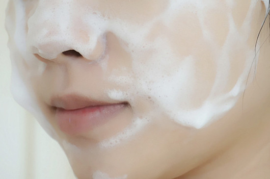 Không dùng tay chà xát mà sử dụng lưới tạo bọt khi rửa mặt: Lưới này có thể dễ dàng tạo bọt dày đặc từ sữa rửa mặt và sau đó bạn có thể làm sạch khuôn mặt của mình bằng bọt này, mà không cần chạm vào mặt bằng ngón tay.