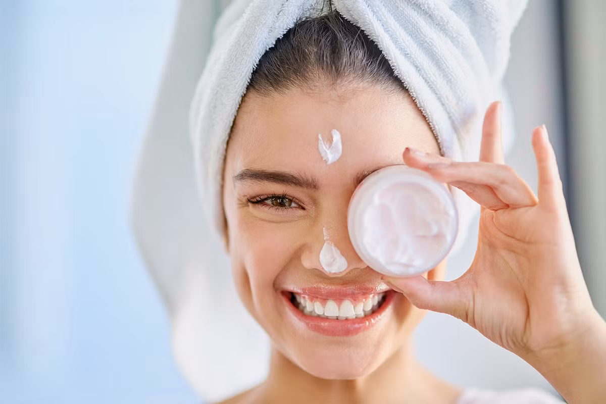 Chọn sản phẩm chăm sóc da với dầu hoa trà: Dầu này rất giàu axit béo, vitamin và chất chống oxy hóa nên sẽ bảo vệ làn da khi tiếp xúc với môi trường và làm cho da mềm mại, mịn màng hơn. Dầu hoa trà có thể được tìm thấy trong nhiều sản phẩm mỹ phẩm được phụ nữ Nhật Bản sử dụng rộng rãi, từ kem dưỡng da mặt đến dầu gội đầu.