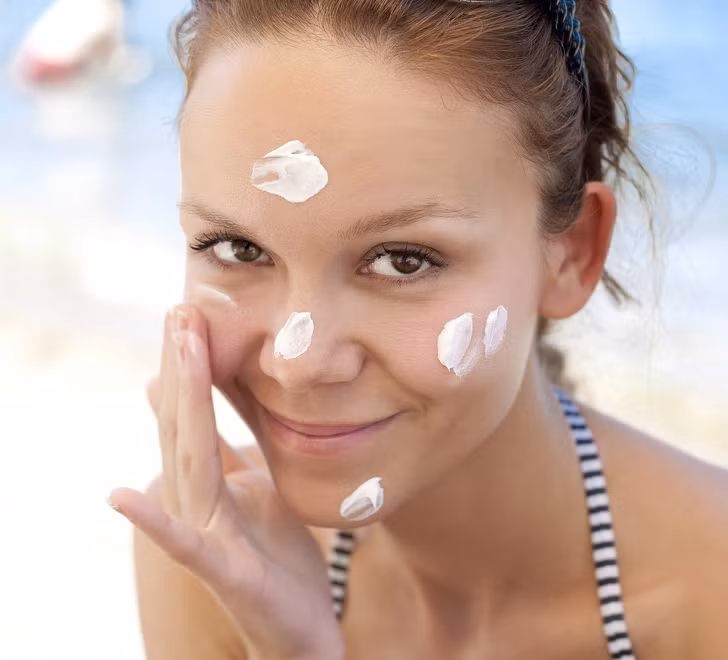 Bảo vệ làn da khỏi ánh nắng mặt trời: Phụ nữ Nhật Bản luôn tránh để da tiếp xúc với ánh sáng mặt trời bất cứ lúc nào. Theo các chuyên gia, ngay cả trong một ngày ảm đạm, 80% tia cực tím có thể xuyên qua các đám mây. Vậy nên, bất cứ khi nào bạn ra ngoài, hãy thoa kem chống nắng và các sản phẩm chăm sóc da có chứa kem chống nắng. Ảnh: Internet. Video "Bí quyết làm đẹp của sao Việt". Nguồn: VTC.