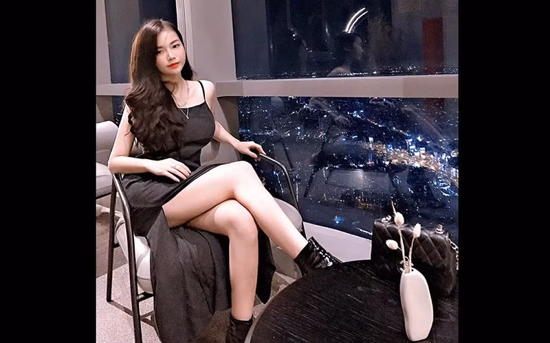 Với vòng một “khủng”, cô nàng tự tin hơn và định hình phong cách thời trang quyến rũ, gợi cảm.