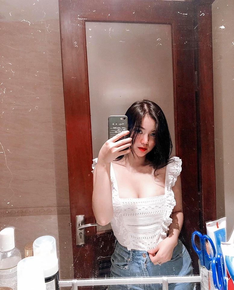 Hot girl Sài thành khá chuộng các kiểu áo cổ vuông khoe ngực "khủng" phối với quần jean trẻ trung. Ảnh: FBNV. Video "Minh Hằng chia sẻ về phong cách thời trang". Nguồn: VTC.