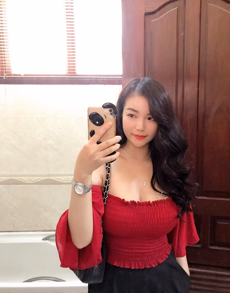 Hồng Nhung bị nhiều người bàn tán, thậm chí còn có người nhắn tin gạ gẫm khiếm nhã.