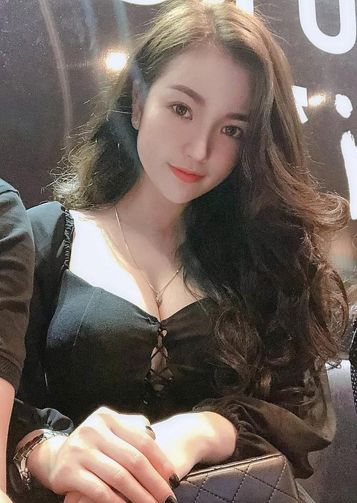 Cô nàng rất thích diện váy, cô không ngại khoe vòng một thông qua ngôn ngữ thời trang.