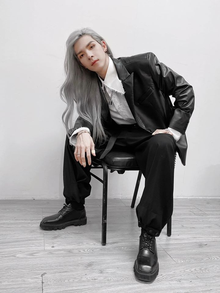 Hầu hết trang phục và phụ kiện trong tủ đồ của Denis Đặng là hai màu chủ đạo đen-trắng.