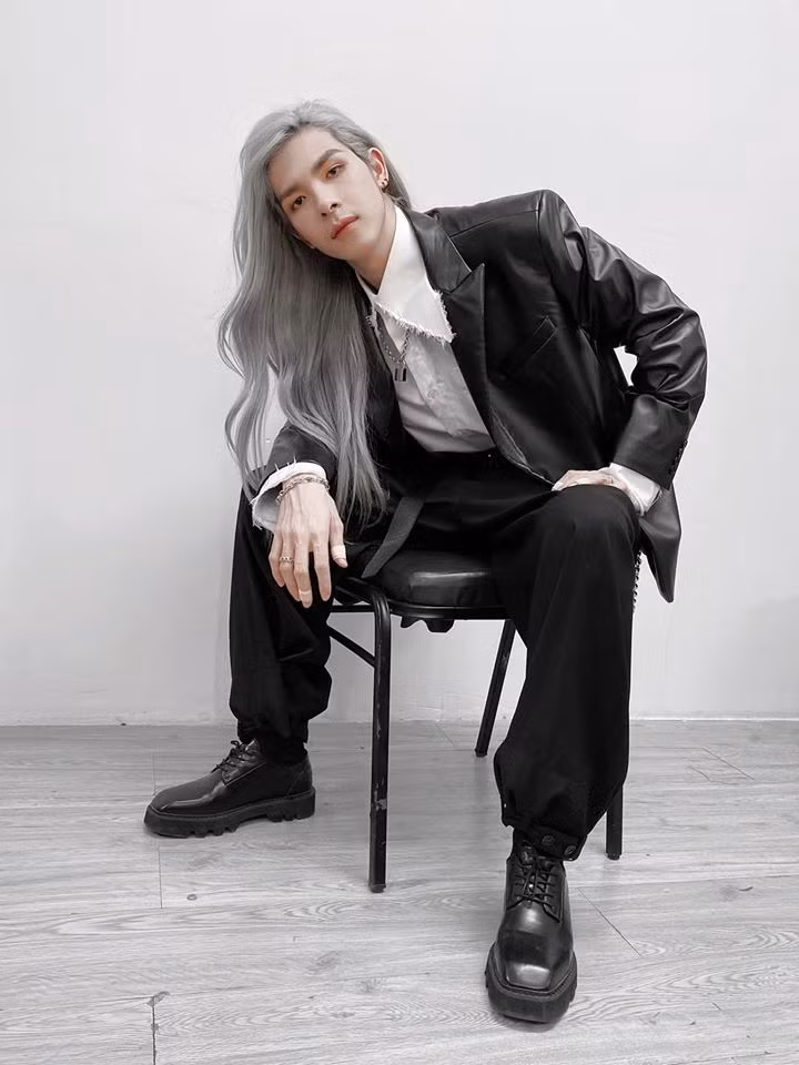 Hầu hết trang phục và phụ kiện trong tủ đồ của Denis Đặng là hai màu chủ đạo đen-trắng.