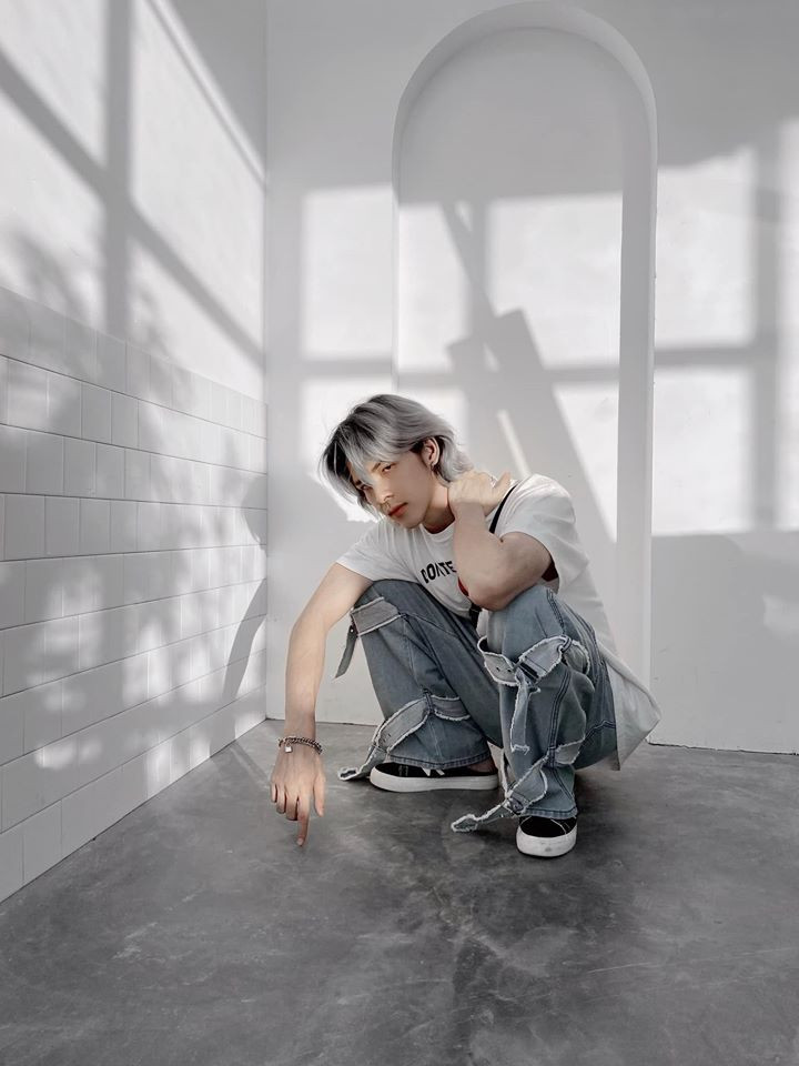 Hot boy sinh năm 1993 phối áo phông trắng với quần jean cá tính.