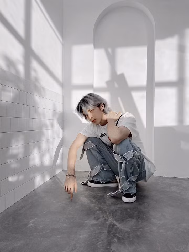 Hot boy sinh năm 1993 phối áo phông trắng với quần jean cá tính.