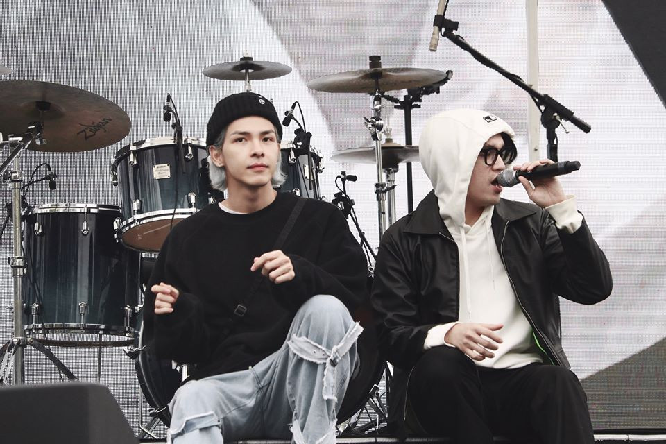 Các bộ trang phục của anh chàng luôn kèm theo các phụ kiện là túi xách và mũ.