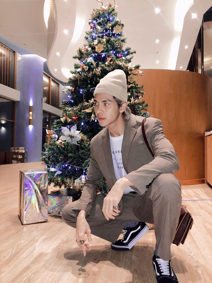 Anh diện bộ suit vừa thanh lịch vừa nam tính.