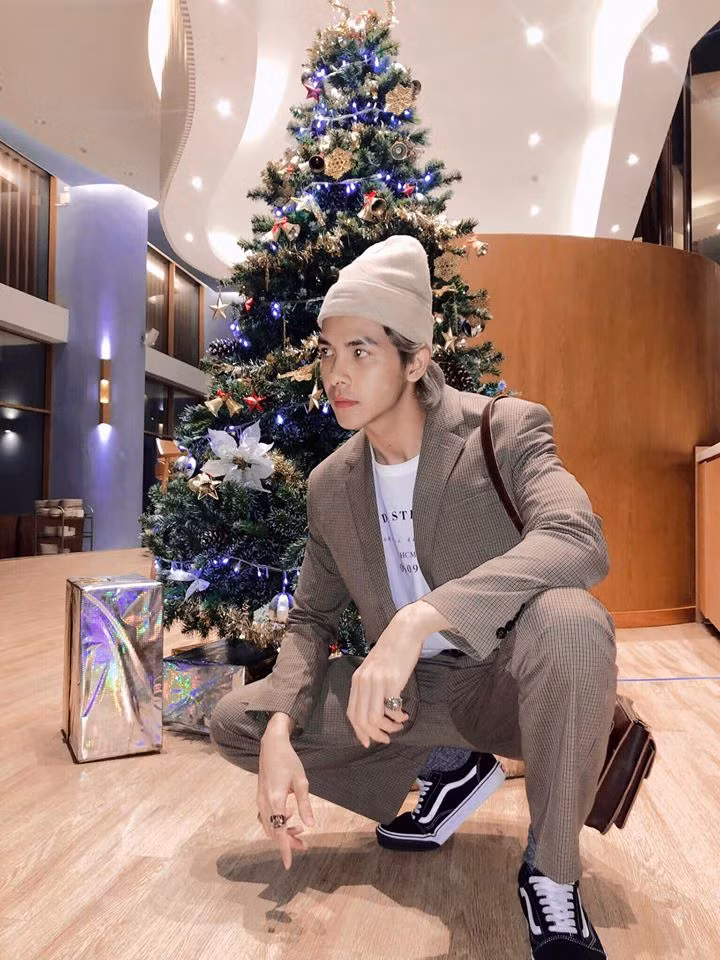 Anh diện bộ suit vừa thanh lịch vừa nam tính.