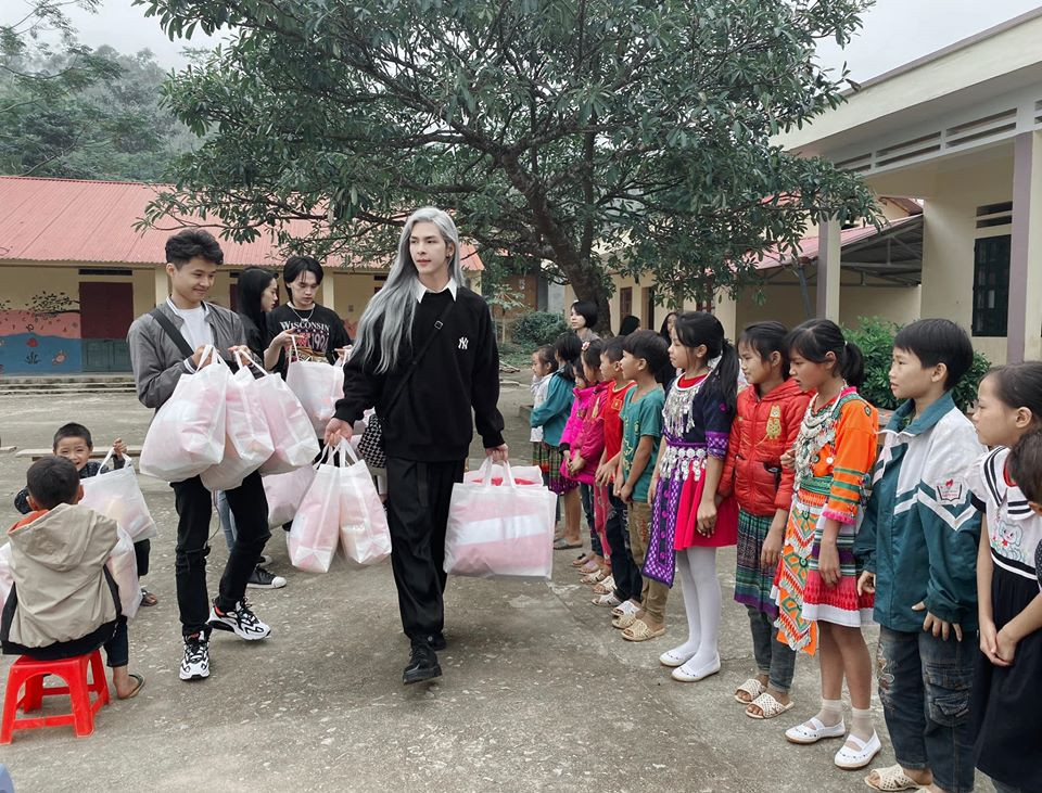 Khi đi từ thiện, anh cũng mặc một "cây" đen lịch lãm.