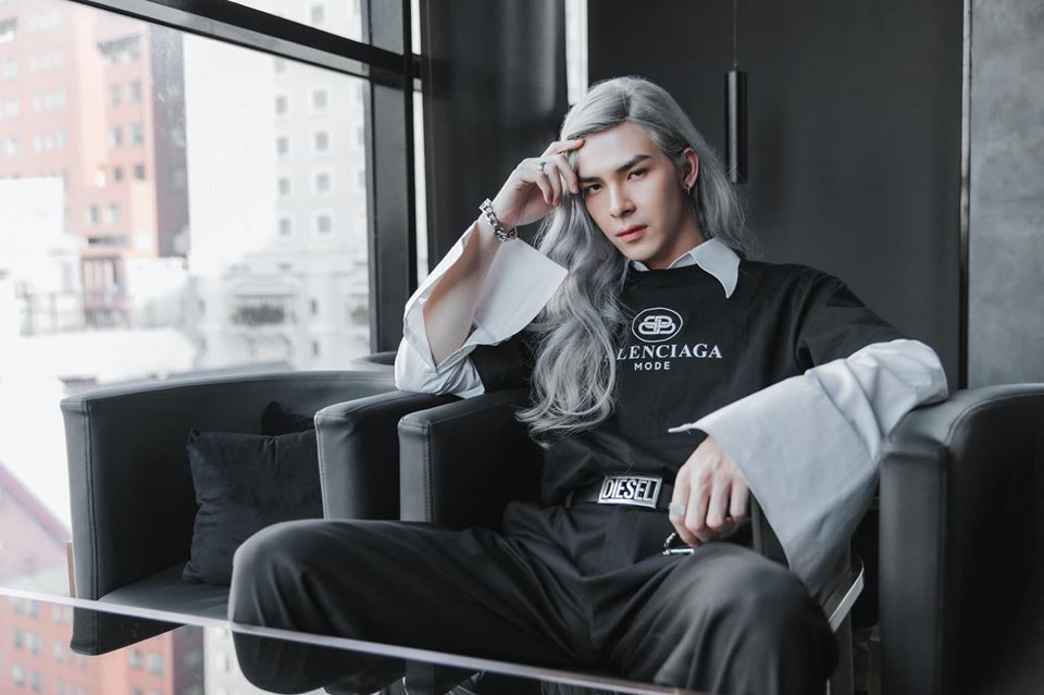 Style cá tính cùng mái tóc ma mị của chàng hot boy này khiến nhiều người mê mẩn.