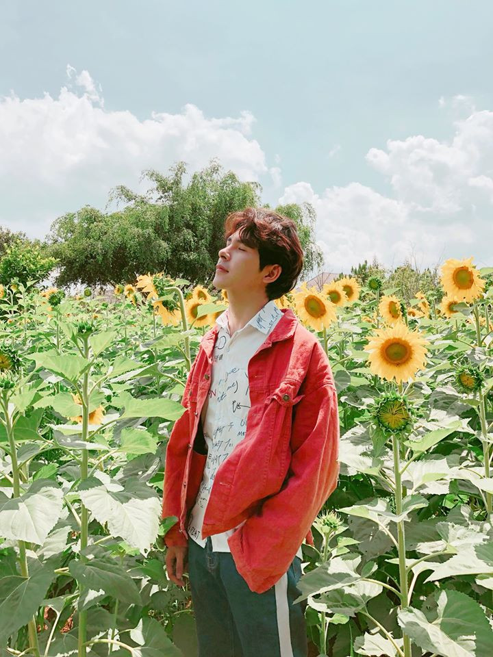 Lần hiếm hoi thấy Denis Đặng diện áo màu đỏ nổi bật. Ảnh: FB. Video "Minh Hằng chia sẻ về phong cách thời trang". Nguồn: VTC.