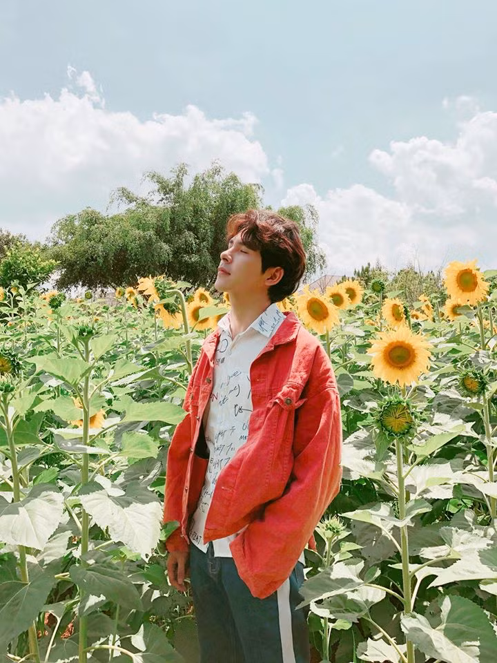 Lần hiếm hoi thấy Denis Đặng diện áo màu đỏ nổi bật. Ảnh: FB. Video "Minh Hằng chia sẻ về phong cách thời trang". Nguồn: VTC.