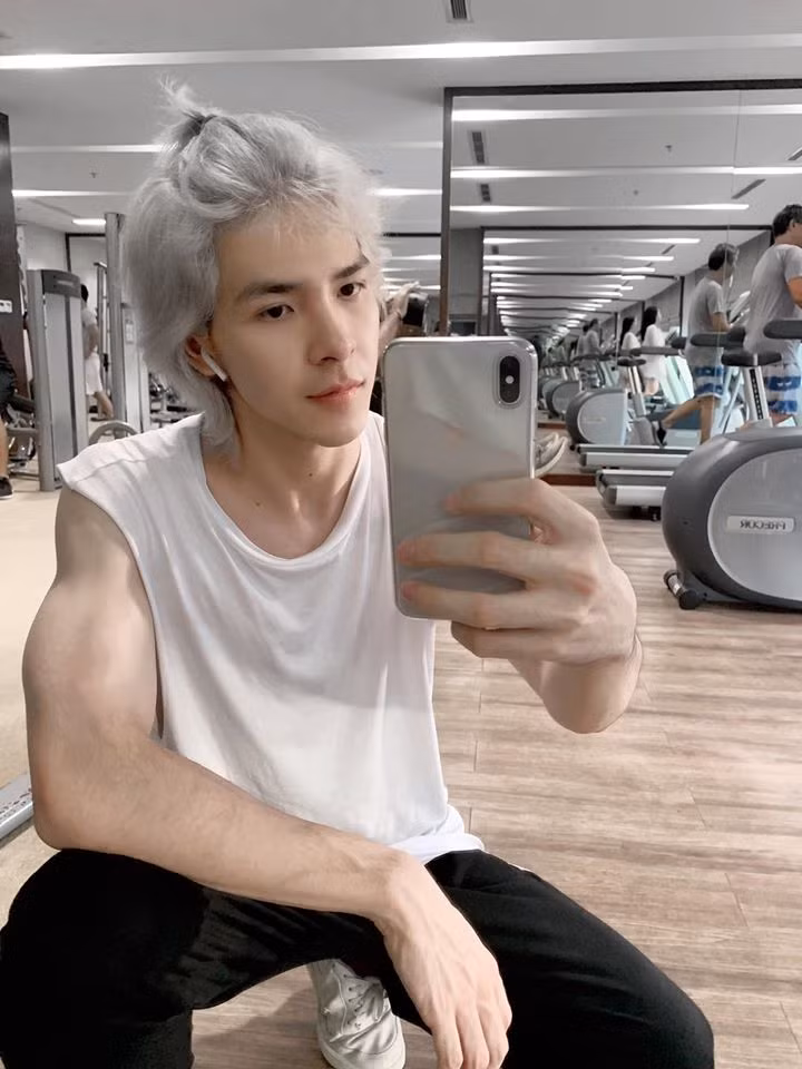 Anh chàng 27 tuổi khoe cơ bắp cuồn cuộn trong chiếc áo phông sát nách.