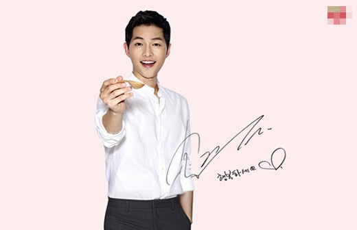 Song Joong Ki là một trong những nam thần diện sơ mi trắng đẹp nhất xứ Hàn. Với lợi thế khuôn mặt trẻ con, nụ cười tươi, Joong Ki nhanh chóng “đốn tim” nữ giới khi diện chiếc áo sơ mi trắng.