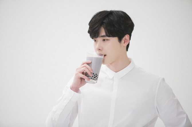 Phong thái cuốn hút cùng phong cách thời trang nam tính của Lee Jong Suk khiến các chị đẹp phải ngẩn ngơ.