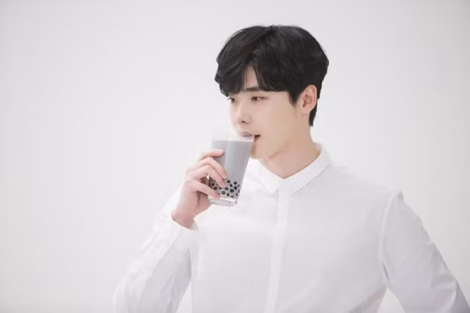 Phong thái cuốn hút cùng phong cách thời trang nam tính của Lee Jong Suk khiến các chị đẹp phải ngẩn ngơ.