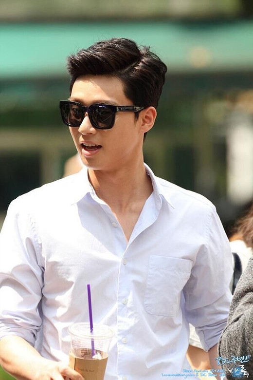 Không chỉ lịch lãm mà nam diễn viên xứ Hàn còn trông rất ngầu với vẻ ngoài đơn giản và đàn ông của mình. Chiếc sơ mi tăng thêm độ lãng tử, hào hoa cho Park Seo Joon.
