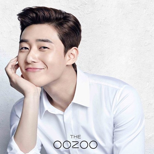 Park Seo Joon cũng phong độ và lịch lãm với chiếc sơ mi trắng đơn giản.