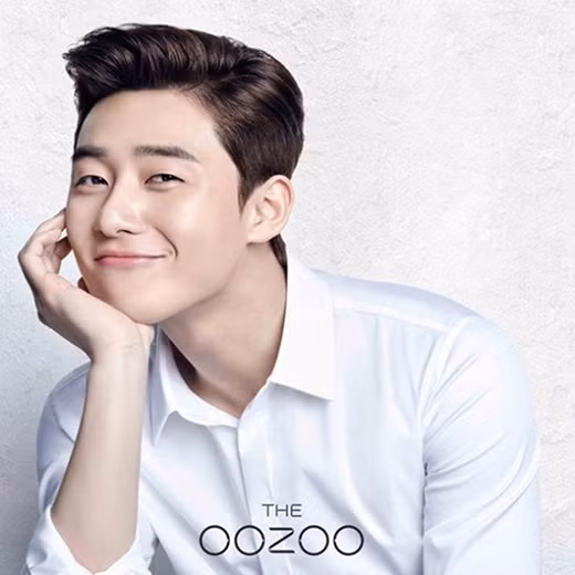 Park Seo Joon cũng phong độ và lịch lãm với chiếc sơ mi trắng đơn giản.