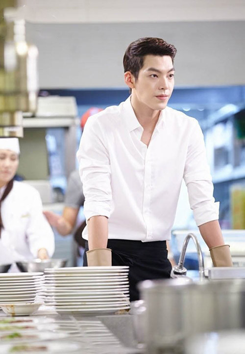 Kim Won Bin: Là một người mẫu, Won Bin luôn khiến chị em rung động mỗi khi xuất hiện với dáng vẻ mạnh mẽ, phong độ, cùng với chiếc sơ mi trắng “chuẩn soái ca”.