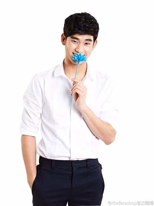 Kim Soo Hyun cũng là một trong những mỹ nam chuộng "mốt" sơ mi trắng quần tây. Trông anh chàng không trẻ con mà còn nam tính hơn, nổi bật hơn. Có thể thấy được sự trẻ trung, năng động trong cách anh chàng xoắn tay áo.
