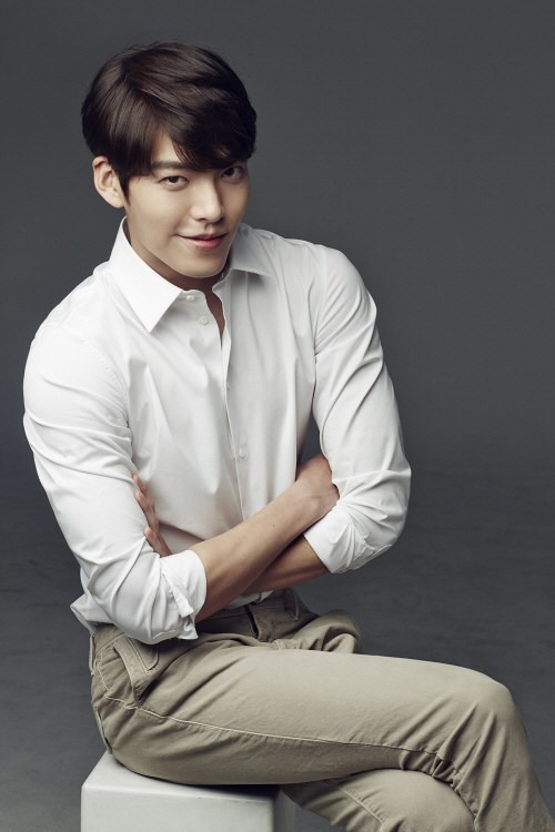 Với thân hình chuẩn mực của một người mẫu, việc Kim Woo Bin diện sơ mi trắng đẹp đến vậy cũng không phải là điều quá ngạc nhiên.