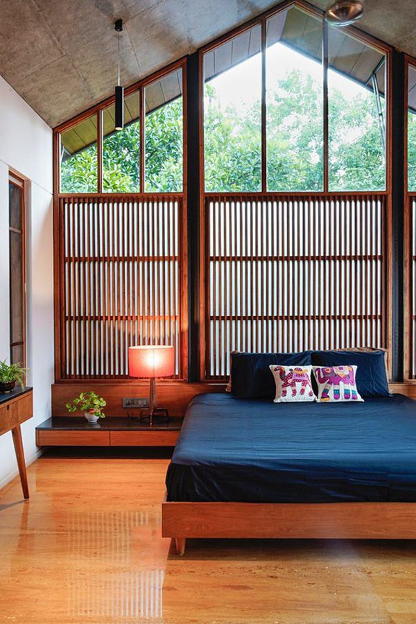 Nội thất gỗ, sàn gỗ giúp phòng ngủ không cứng nhắc và ấm cúng.