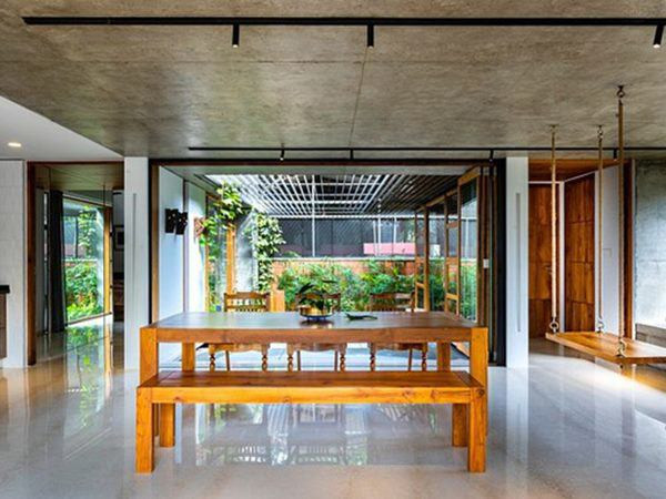 Sàn nhà ốp đá sáng bóng, giúp cân bằng năng lượng làm nổi bật đồ nội thất bằng gỗ bên trên.