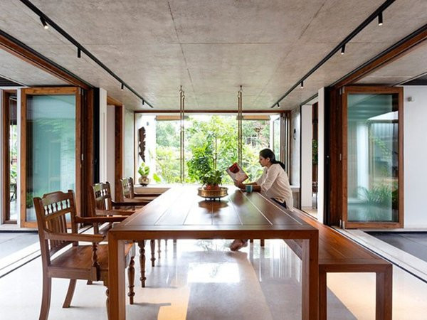 Thiết kế độ mở lớn lấy ánh sáng và gió, bàn gỗ rộng có thể làm nơi đọc sách, ăn uống, làm việc.