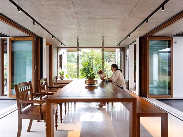 Thiết kế độ mở lớn lấy ánh sáng và gió, bàn gỗ rộng có thể làm nơi đọc sách, ăn uống, làm việc.