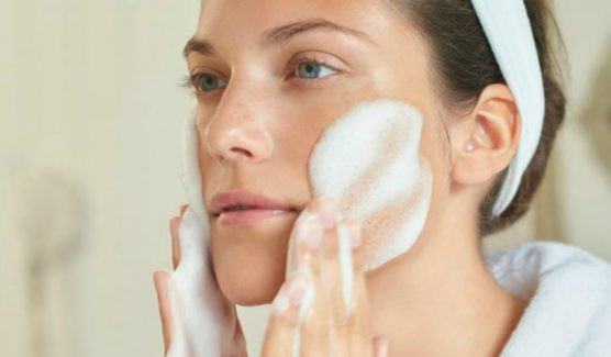 Sữa rửa mặt tinh dầu trà xanh: Một ít sữa rửa mặt không gây nhờn (oil-free), 1-2 giọt tinh dầu trà xanh. Rửa qua mặt bằng nước ấm để làm thư giãn lỗ chân lông. Sau đó rửa mặt với hỗn hợp trên nhẹ nhàng và rửa lại bằng nước mát. Áp dụng 1-2 lần/ngày Việc sử dụng thường xuyên sẽ giúp bạn nhanh chóng trị mụn đầu đen. Hãy nhớ sử dụng kem dưỡng ẩm non-comedogenic sau đó.