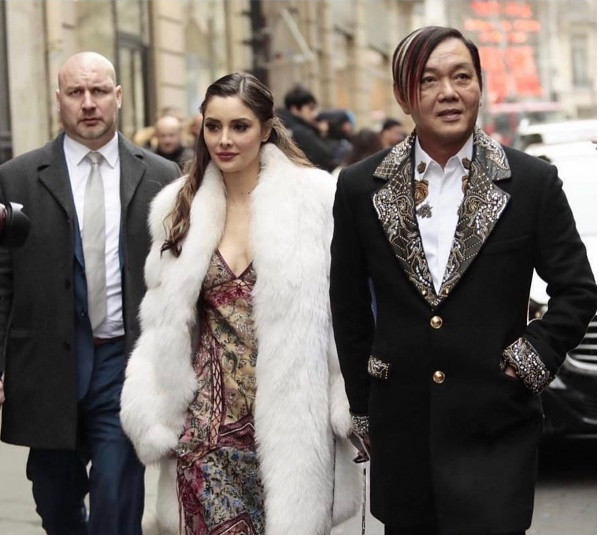 Deborah mặc như một bà hoàng khi đi dạo phố cùng chồng.