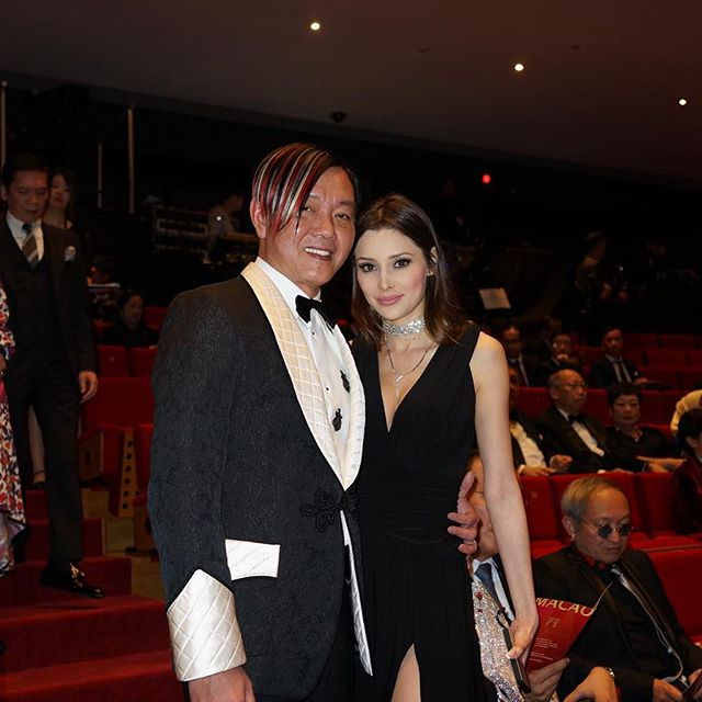 Cặp đôi diện đồ đen đồng điệu khi tham gia một sự kiện. Ảnh: Internet. Video "Minh Hằng chia sẻ về phong cách thời trang". Nguồn: VTC.