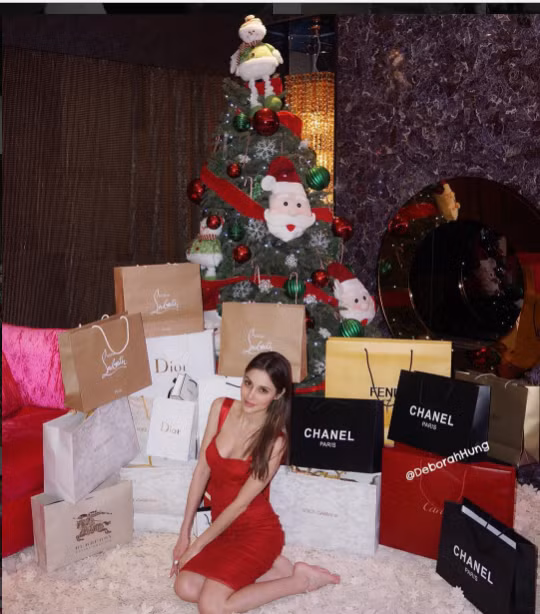 Tỷ phú Stephen rất chiều chuộng vợ, thường xuyên mua hoa và quà đắt tiền tặng cô như những bộ trang sức được chế tác riêng lên đến hàng chục triệu đô la, những sản phẩm của các thương hiệu xa xỉ như Dolce Gabbana, Dior, Chanel, Elie Saab, Versace...