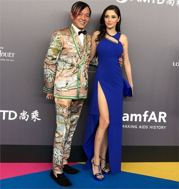 Stephen Hung là một tỷ phú thuộc hàng giàu có nhất nhì Macau, có ngoại hình 'kém sắc' hơn so với người vợ siêu mẫu của ông với tóc mái rẽ ngôi bên, để dài và nhuộm đủ màu.