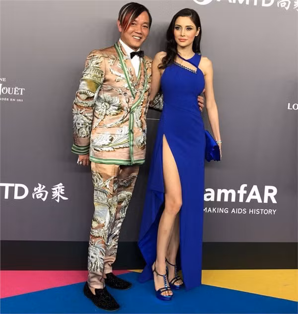 Stephen Hung là một tỷ phú thuộc hàng giàu có nhất nhì Macau, có ngoại hình 'kém sắc' hơn so với người vợ siêu mẫu của ông với tóc mái rẽ ngôi bên, để dài và nhuộm đủ màu.