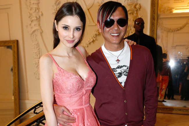 Deborah sở hữu vẻ đẹp sexy, làn da trắng mịn và gu thời trang gợi cảm khiến nhiều đấng mày râu mê mẩn.