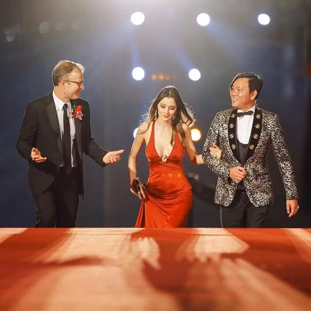 Deborah thường xuyên chia sẻ ảnh chụp cuộc sống trong nhung lụa như bà hoàng của mình trên Instagram. Mỗi chuyến đi du lịch hay công tác nước ngoài của Deborah đều di chuyển bằng chuyên cơ riêng.