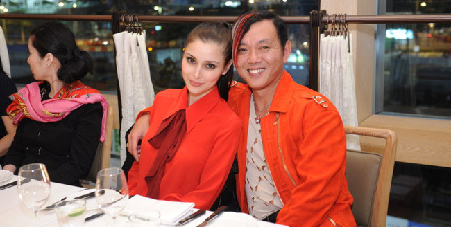 Vợ chồng Deborah còn thường xuyên mặc ton sur ton cực ăn ý mỗi khi xuất hiện cùng nhau.