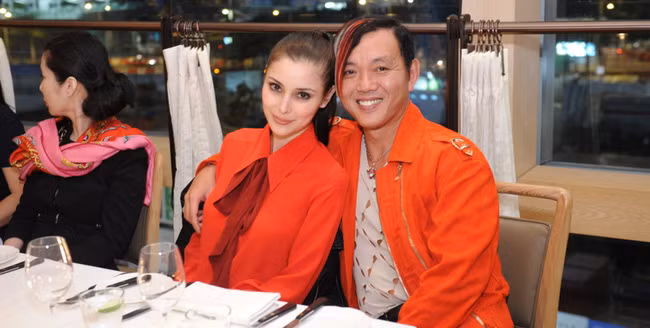 Vợ chồng Deborah còn thường xuyên mặc ton sur ton cực ăn ý mỗi khi xuất hiện cùng nhau.