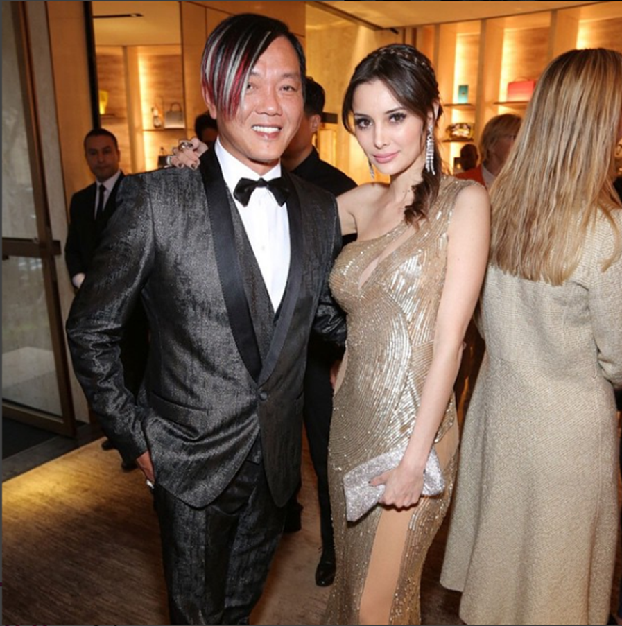 Chồng tỷ phú thường xuyên tháp tùng cô đến các sự kiện. Cặp đôi mặc đồ rất lịch lãm và sang chảnh.