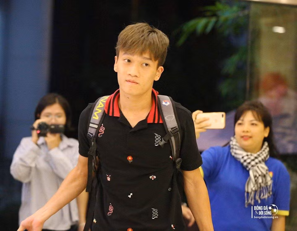 Phong cách ăn mặc giản dị khiến chàng trai 21 tuổi càng được yêu mến hơn. Ngoài việc rèn luyện trên sân cỏ, nam cầu thủ gốc Hải Dương còn rất chăm chỉ tút tát cho mái tóc.