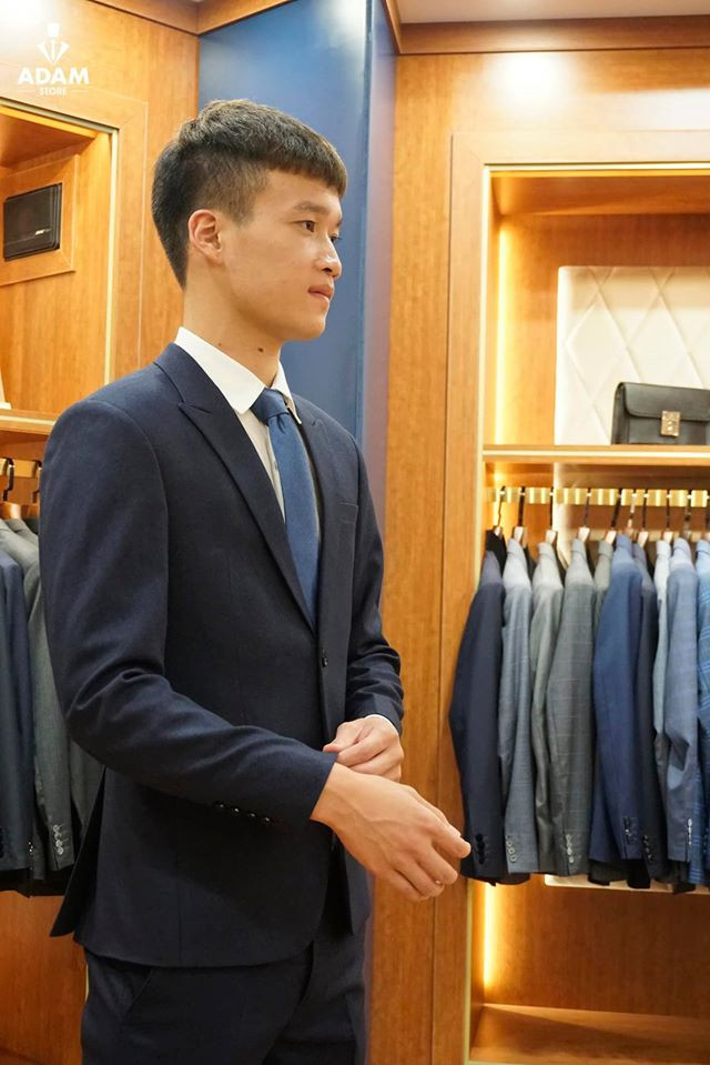 Nam cầu thủ 21 tuổi mặc vest cũng vô cùng lịch lãm.