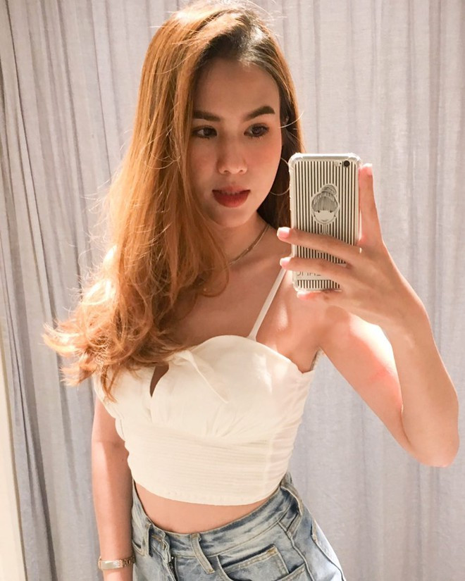 Bên cạnh set đồ bikini gợi cảm, Pia còn chăm diện áo crop top cá tính.