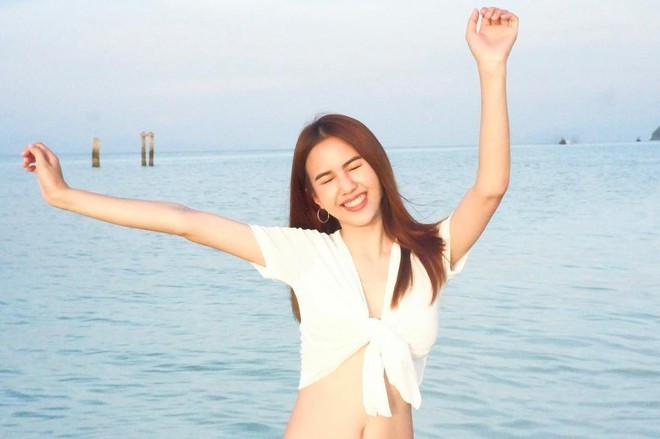 Khi ra biển, cô nàng ăn mặc gợi cảm vô cùng.